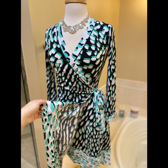 NWOT BCBG MaxAzria Black Green White Wrap Sexy Spring Classic Dress S - Picture 10 of 14
